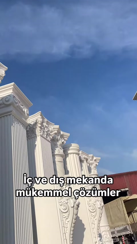 Yivli gövdeli klasik sütun modelleri sıralı biçimde sergileniyor