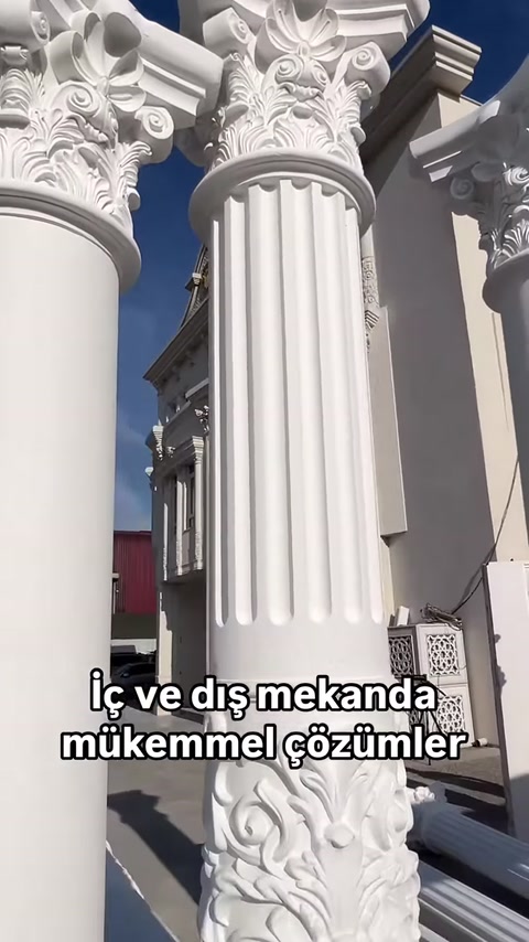 Yivli sütun gövdesi ve kıvrımlı başlık ayrıntısı öne çıkıyor
