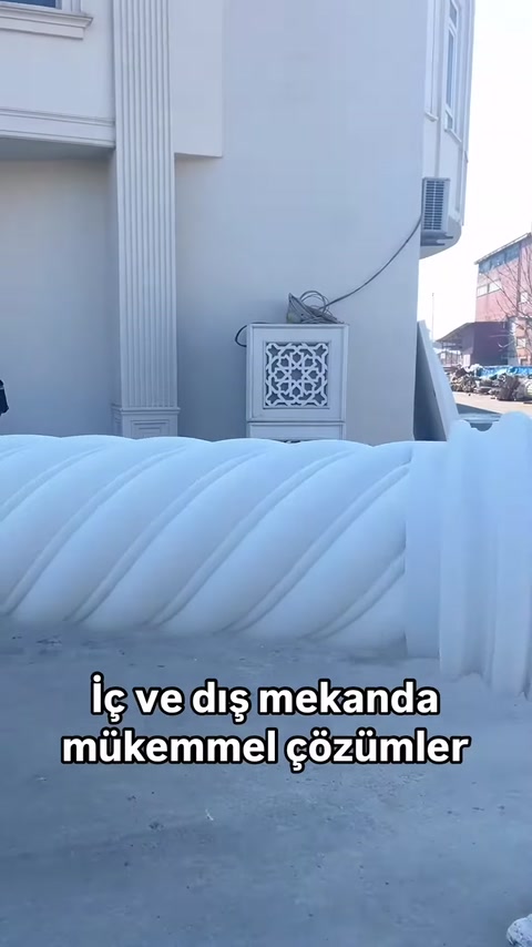 Burgulu sütun gövdesi ve dekoratif panel parçaları yakından görülüyor