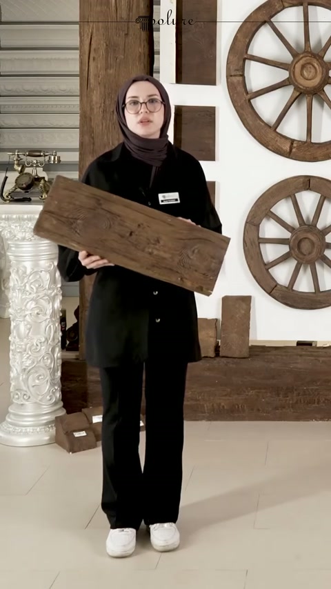 Sunucu, doğal ahşap izlenimli mertek modelini öne doğru tutuyor