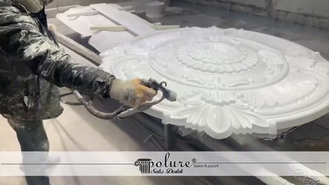 Tavan göbeğinin yüzeyine püskürtme yöntemiyle kaplama uygulanıyor