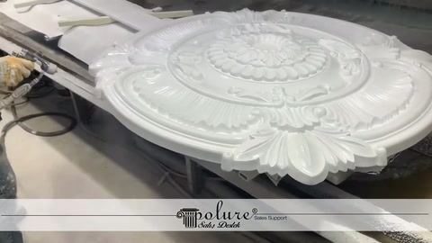 Oval hatlı kabartmalı tavan göbeği tezgâh üzerinde düz sergileniyor