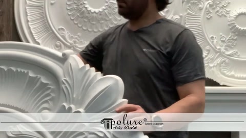 Çalışan dikey ürünü iki eliyle sabitlerken bordür detayları görünüyor