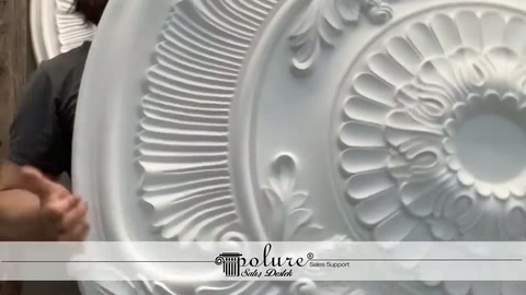 Oluklu kabuk süslemesi ve spiral yaprak göbek yüzeyini hareketlendiriyor