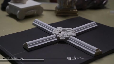 Çapraz çıtalar ve çiçek motifinden oluşan tasarım tamamlanıyor