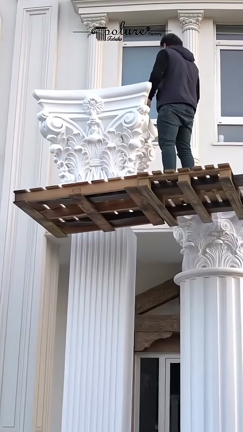 Kare Korint başlığın köşeleri montaj sırasında kontrol ediliyor