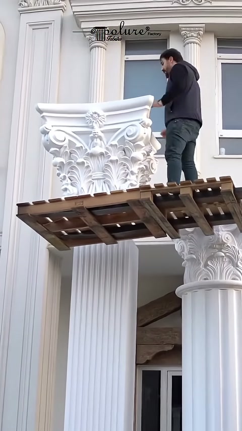 Usta geniş sütun başlığını üstten bastırarak yerine oturtuyor