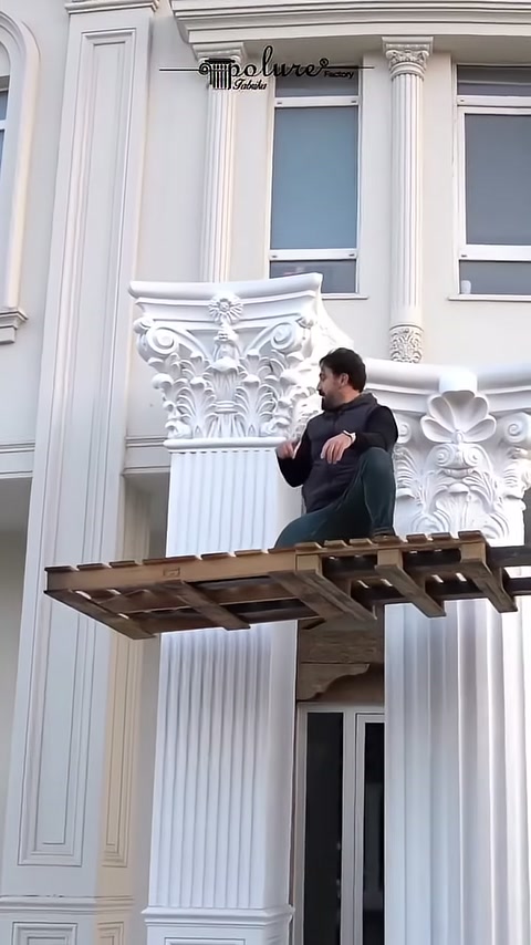 Kare ve dairesel Korint başlıklar cephede birlikte sunuluyor