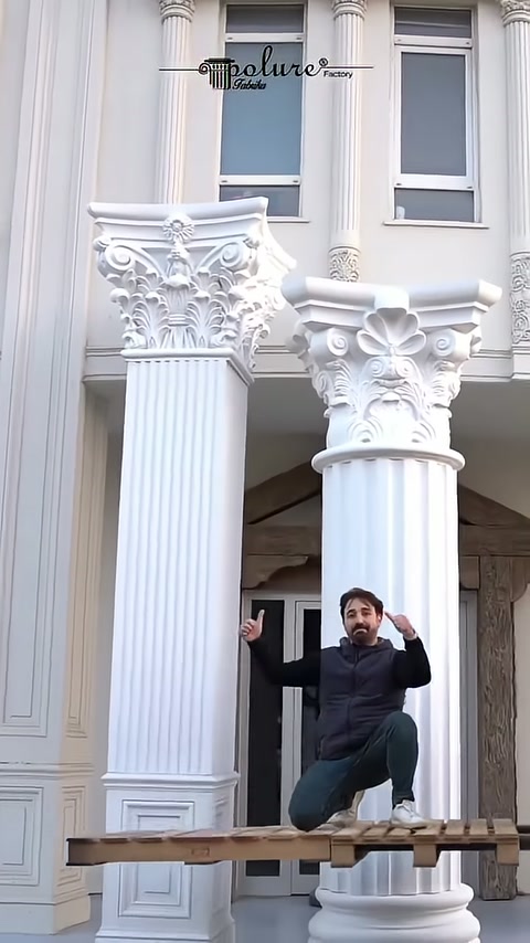 Usta diz çökerek kare başlıklı sütunu yakından tanıtıyor