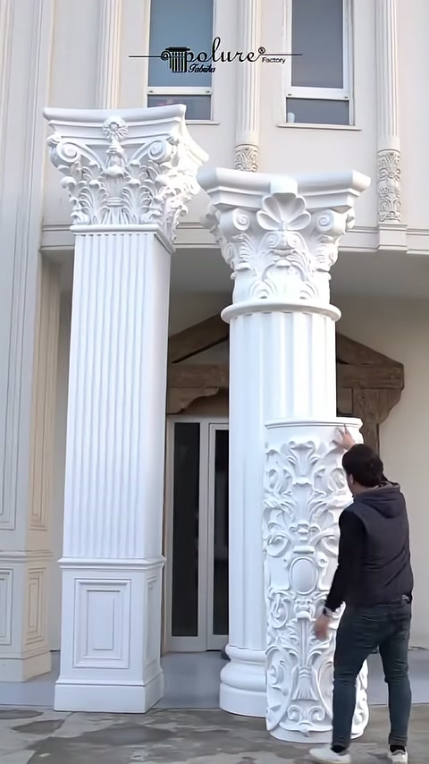 Desenli ayak kaplaması dik konumda sütun önüne getiriliyor