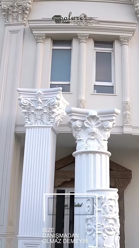 Yivli gövdeler ve işlemeli ayaklar tamamlanmış düzeni oluşturuyor