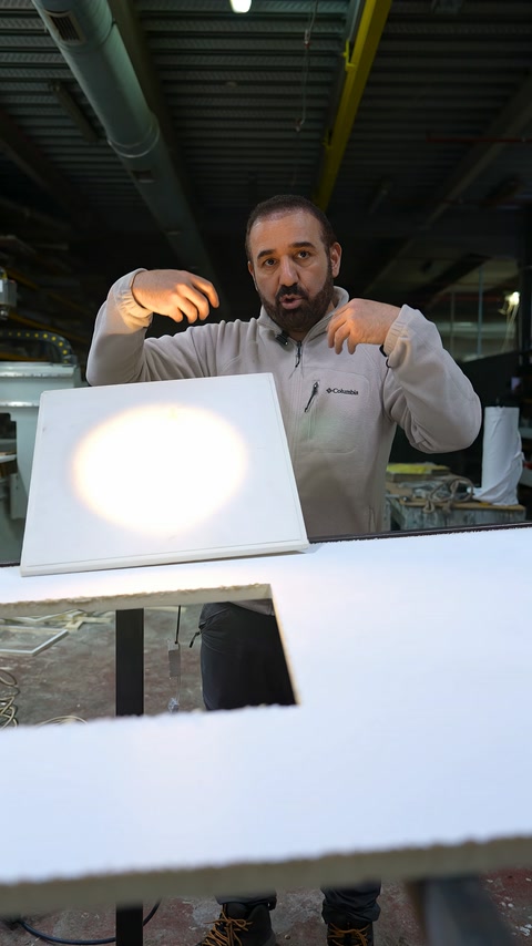 Aydınlatılmış panelin merkez bölümü ve çevre kenarları açıklanıyor