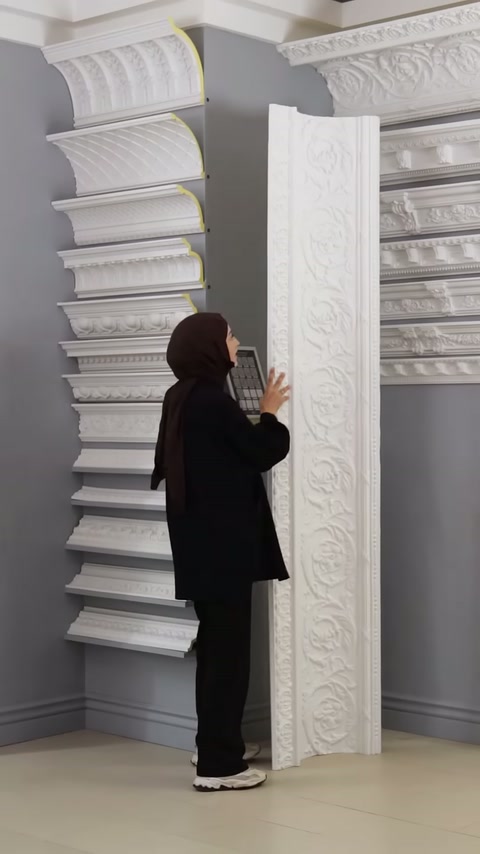 Sunucu, dikey kabartmalı dekoratif panelin yan yüzeyini inceliyor.