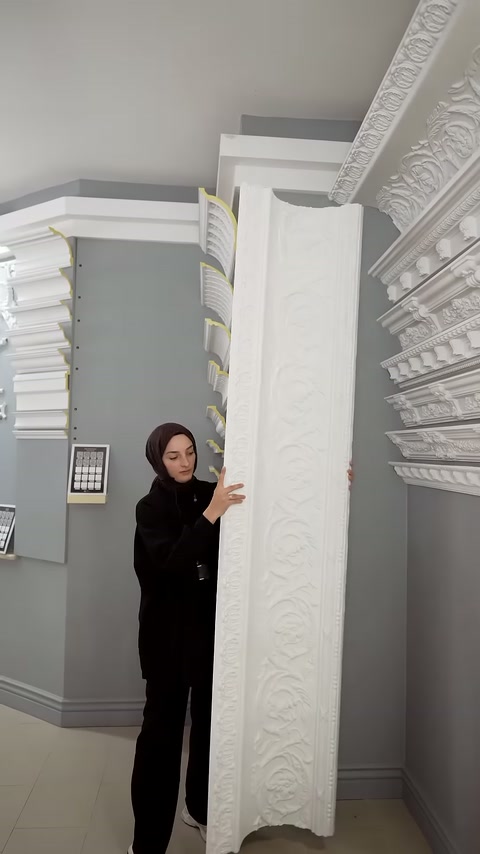 Sunucu, geniş motifli panelin kenarını tutarak ayrıntılarını gösteriyor.