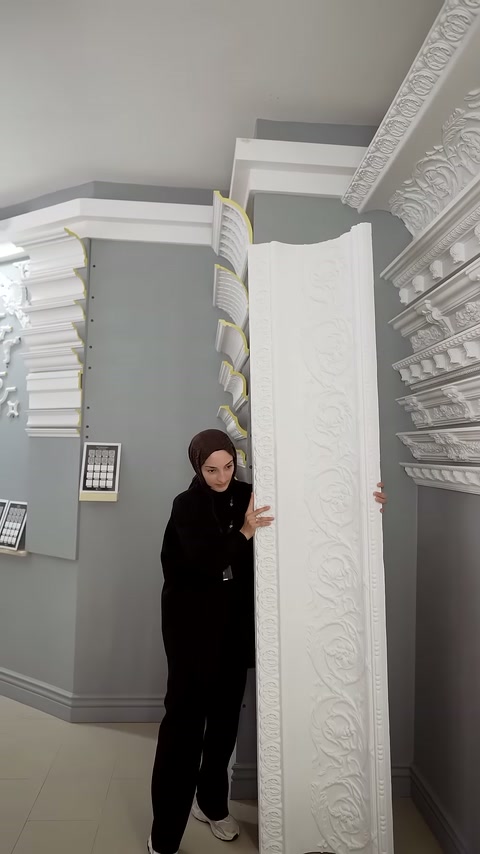 Sunucu, yüksek dekoratif panelin alt kısmındaki kabartmaları işaret ediyor.