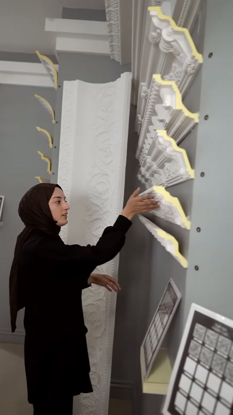 Sunucu, katmanlı kartonpiyer kesitlerinden birinin ön yüzüne dokunuyor.