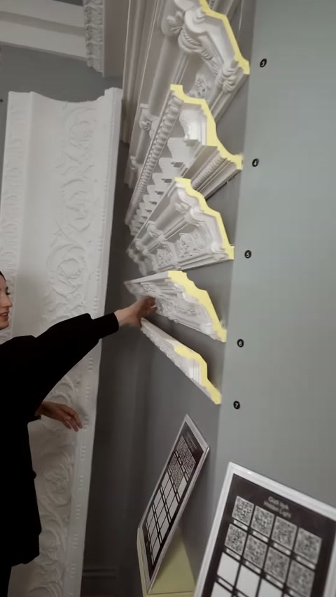 Sunucu, klasik motifli geniş kartonpiyer kesitini yakından işaret ediyor.