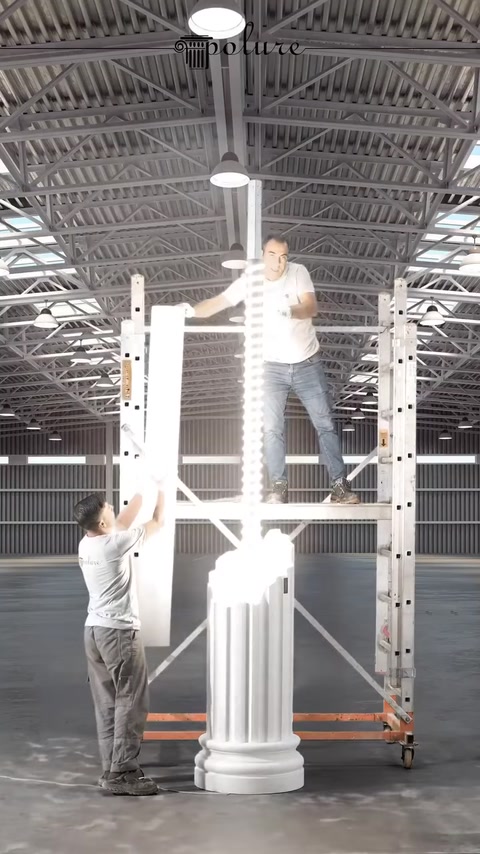 LED ışıklı sütun gövdesi montaj sırasında test ediliyor