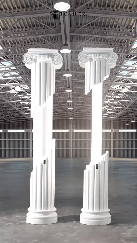 LED ışıklı iki dekoratif sütunun tamamlanmış görünümü sergileniyor