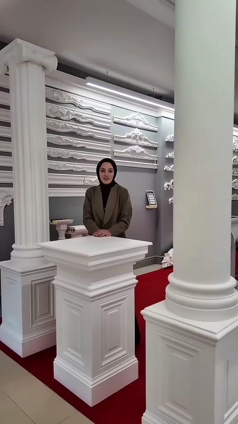 Yivli ve düz sütun gövdeleri kare tabanlarla birlikte görülüyor