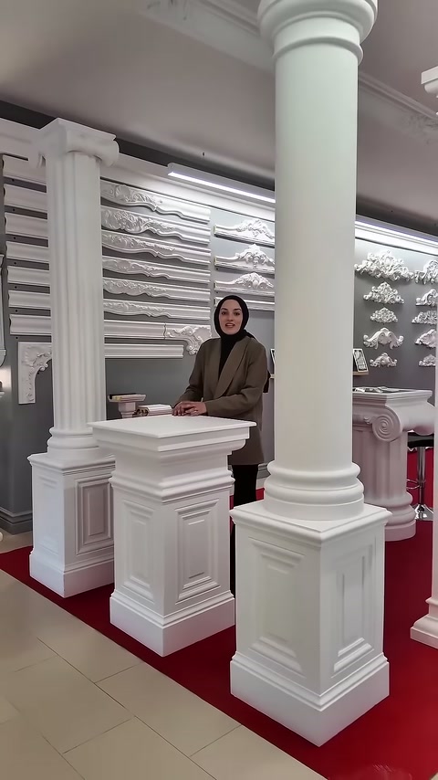 Sunucu çok katmanlı kaide parçalarının merkezinde sunum yapıyor