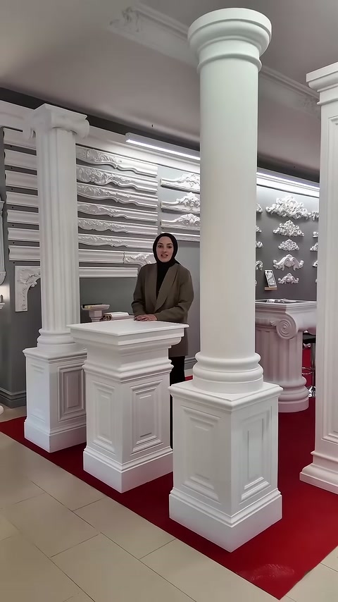 Yuvarlak sütun ile kare tabanların oranları showroomda karşılaştırılıyor