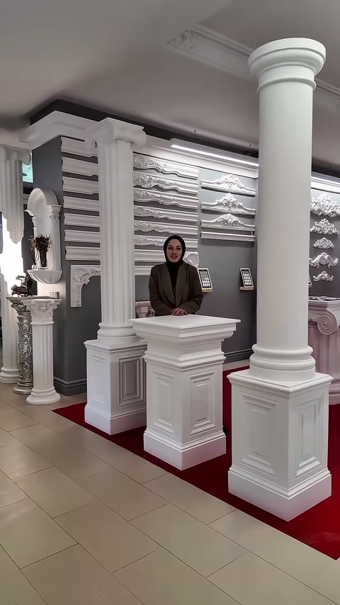 Farklı kalınlıklardaki sütunlar ve kabartmalı kaideler sıralı duruyor