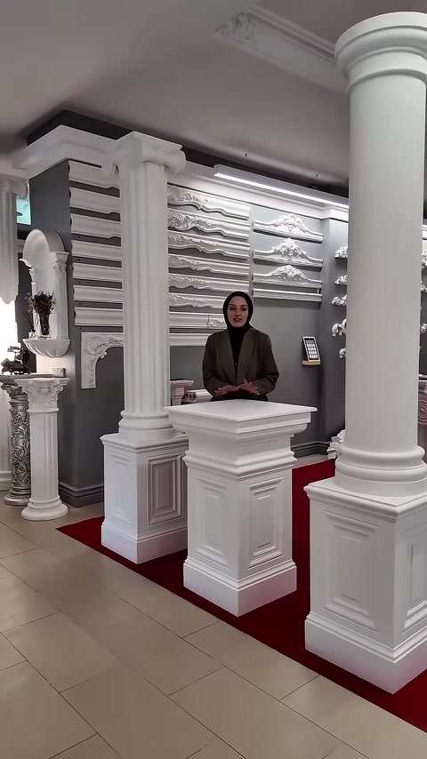 Sunucu sütun dizisinin önündeki köşeli kaideleri açıklıyor