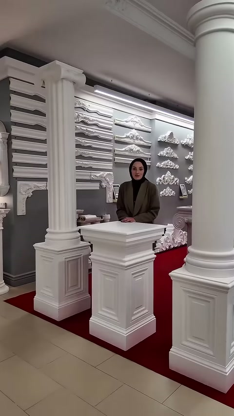 Düz ve yivli sütunlar basamaklı kaide parçalarıyla sergileniyor