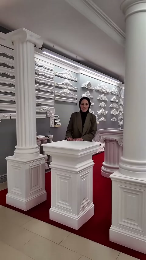 Sunucu geniş üst tablalı kaidenin yanında ayakta duruyor