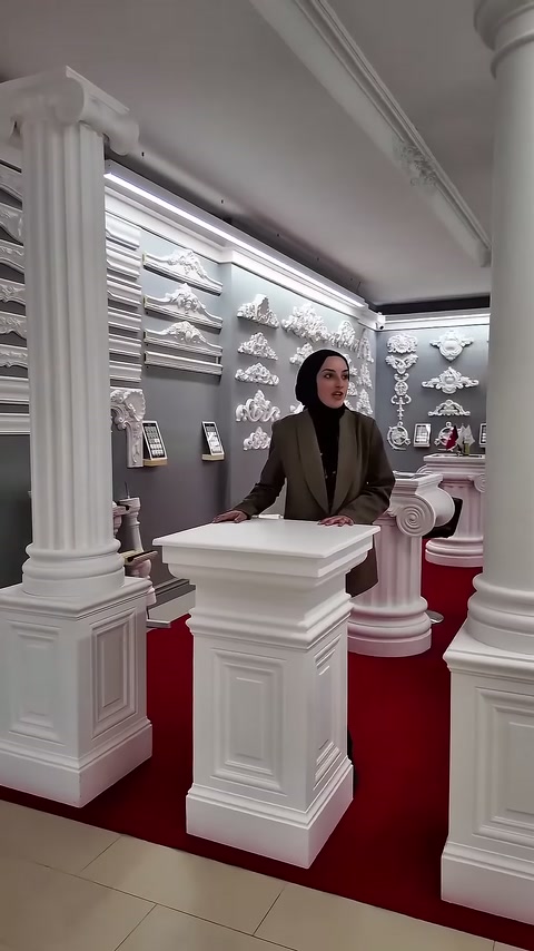 İki kare kaide silindirik sütunların önünde yakın planda görülüyor