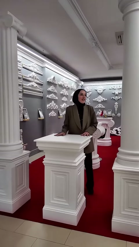 Sunucu farklı gövde biçimlerindeki sütunların arasında tanıtım yapıyor