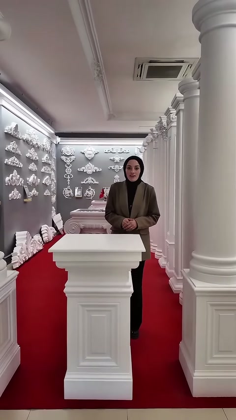 Sunucu sütun koridorunun girişindeki kare kaideyi tanıtıyor