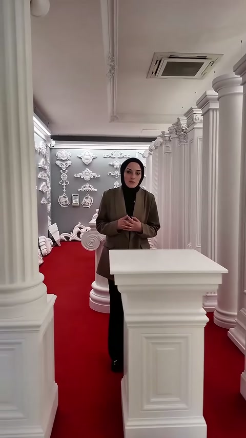 Yivli sütun gövdesi sunucu ve kaide parçalarını kısmen çevreliyor