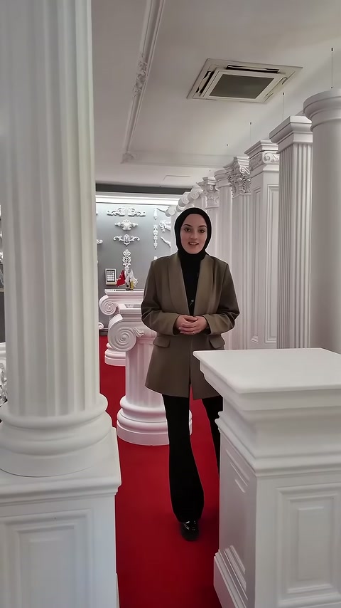 Öndeki kare kaide ve arkadaki yuvarlak sütunlar birlikte sunuluyor