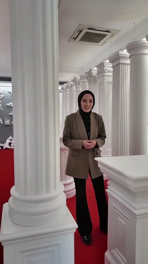 Sunucu geniş silindirik sütun ile köşeli taban arasında görülüyor