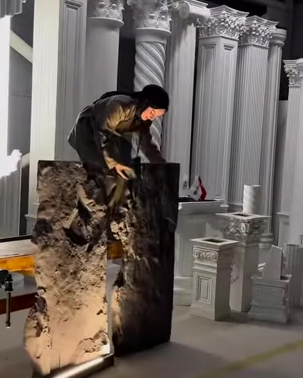 Kaya görünümlü panel elde tutularak yakından inceleniyor