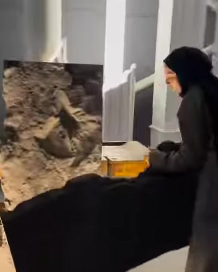 Dekoratif kaya panelinin yüzey dokusu oturarak tanıtılıyor