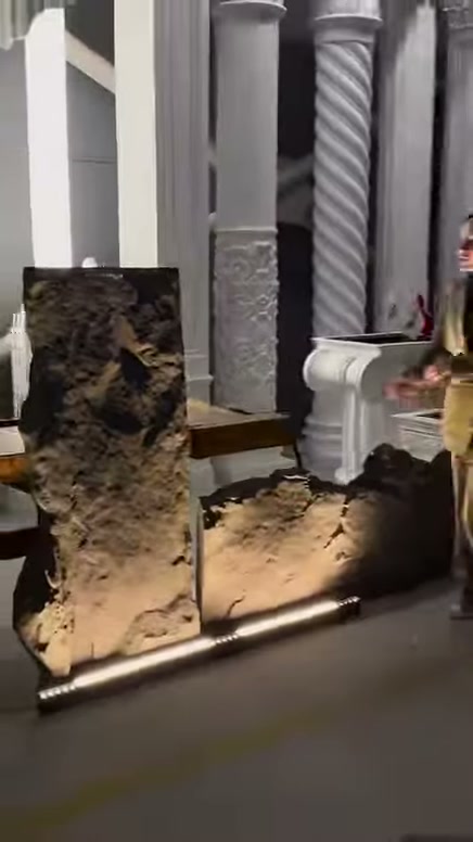 İki farklı biçimdeki kaya paneli showroom zemininde yan yana duruyor
