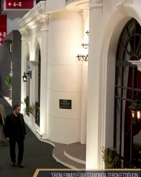 Kemerli girişler ve sütunlarla tasarlanan fuar standının dış görünümü