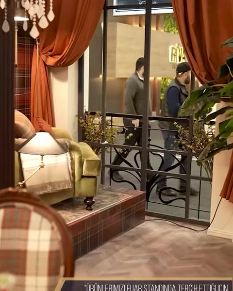 Perdeli pencere, dekoratif korkuluk ve oturma alanından stand görünümü