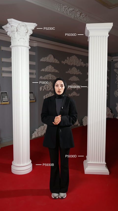 Sunucu, kabartmalı başlıklı yuvarlak sütun ile kare sütunu gösteriyor.