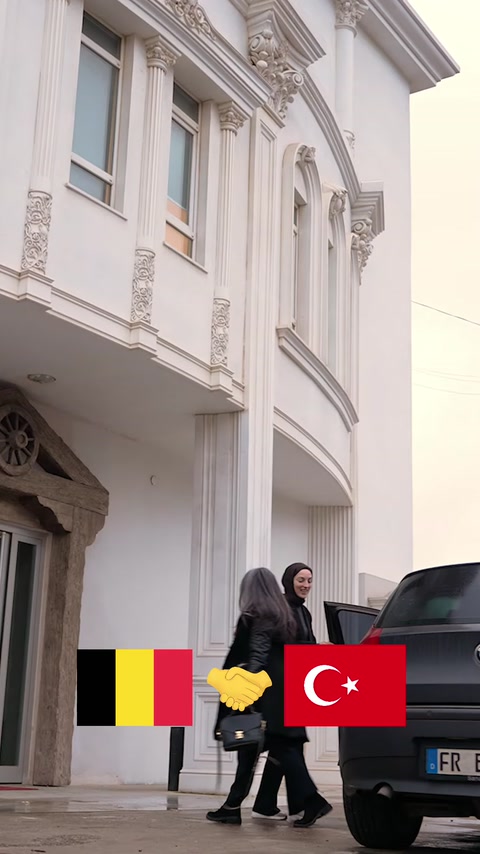 Dekoratif söve ve cephe süsleriyle tamamlanan bina dış cephesi