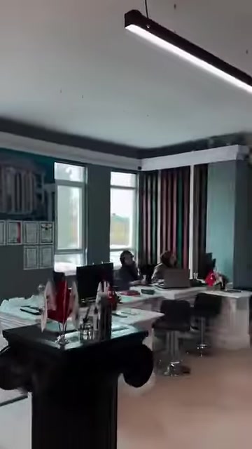 Kartonpiyer uygulanmış tavan çevresi bulunan ofis alanının genel görünümü