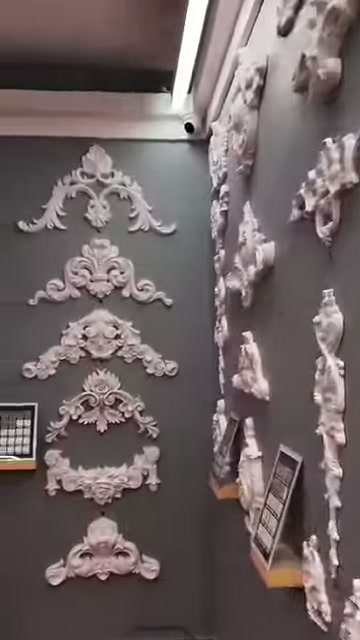 Duvar köşesindeki kabartmalı süsler farklı kompozisyonlarla tanıtılıyor