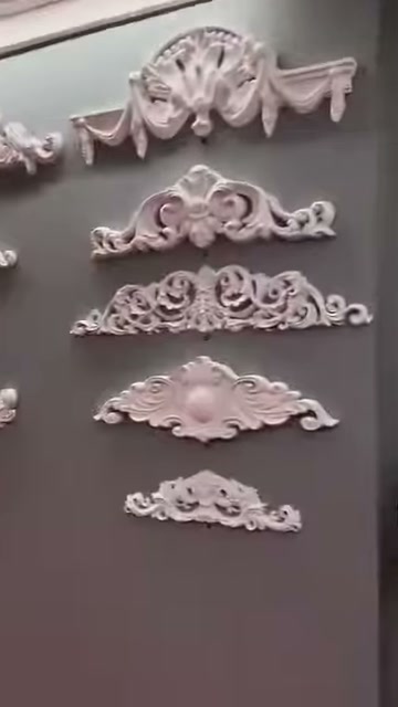 Klasik kıvrımlı alınlık modelleri panoda yatay sıralarla sunuluyor