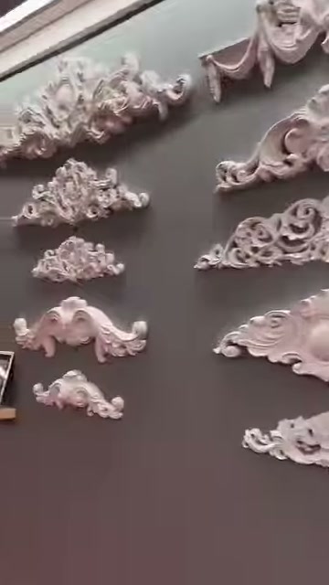 Kabartmalı çiçek motifleri duvar üzerinde çok katmanlı desenler oluşturuyor