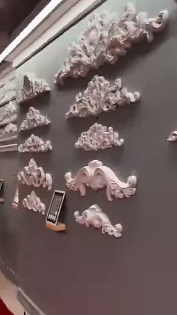 İşlemeli dekoratif süsler iki showroom duvarını yoğun biçimde kaplıyor