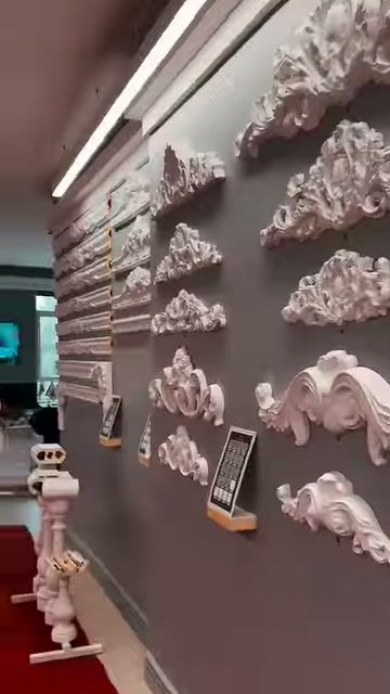 Çeşitli alınlık ve aplik modelleri köşe panolarında birlikte sergileniyor