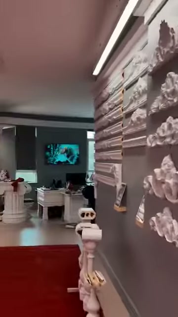Dekoratif süs panolarının yanında sütunlu showroom alanı açılıyor